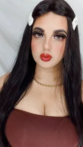 EmmilyConnor Public  2টি ছবি