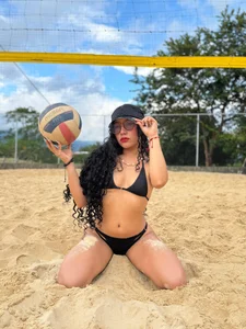 BriaConner_ Beeybol beach 🏐😋 Immagine  2