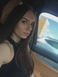 NicoleMerz Public slika 2