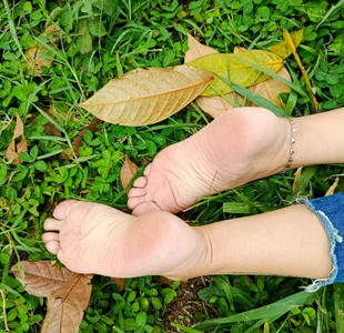 ScarleetJonsonMy feet are soft… but they can make you hard 😈图片 7