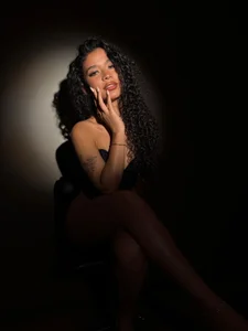 SophieHouston_ Velvet Glance Pic 5