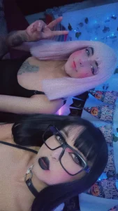 Emma and Sara sexy goths 🤤😏 de the_lesbian_game Foto
