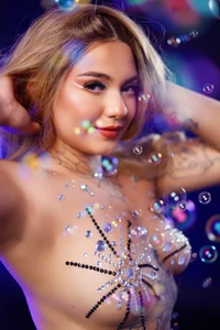 Ala_Rasi_ Flirting with bubbles Bilde 9