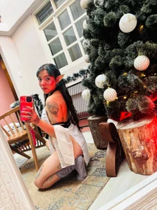 luxifer_666_ This is the first gift under the tree, want to know this Christmas how many I will receive Hình 9