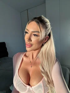 LunaVibes_のSpicy blondieの 5枚の写真