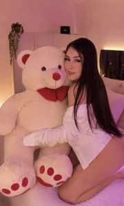 Bella-kim- 🧸✨ “As sweet as my teddy bear… or at least that’s how it seems.” টি ছবি