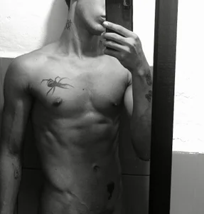 MY BODY od Lyonjared0  2 snímek