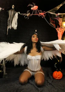 taty_miller Victoria secret angel👻 I'll wait for you today at 4:00pm Colombia time for my Trick or Treat show. Immagine  4
