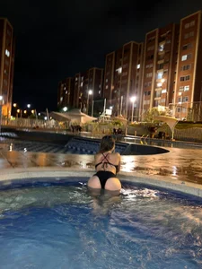 zoee_jacksona nice night at the pool图片