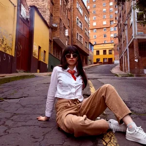 LenaRoses Walking down a pretty street / Caminando por una calle bonita 💕 Pic 3