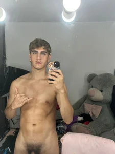 Hey it's me de zackary_0  3 Imagens