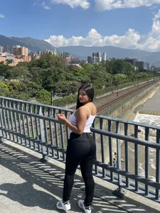 ElleGiselleeのI STOPPED THE TRAFFICの 7枚の写真