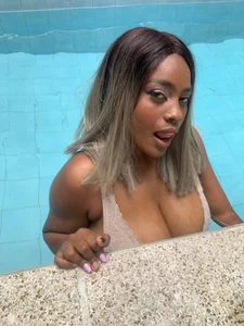 GoddessCarrie Pool day Foto 2