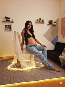 emily_cross pregnancy Kuva 2