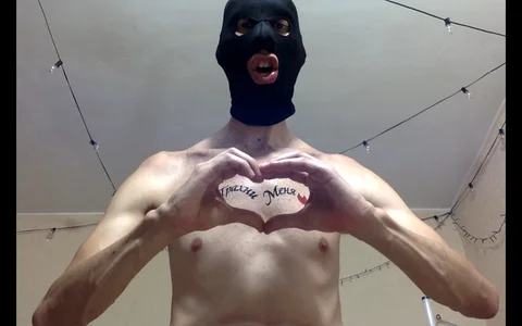 HandsomeAlfie Teasing you! In a mask with tattoos 🔥 Pic 2