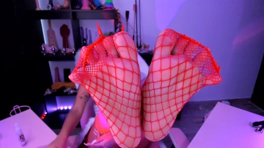 amber_yull feet with red tights Pic 4