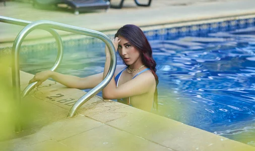 DaraBeckett Pool Day Immagine 