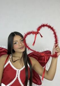 ashleythompson2025のHappy Valentine's Day! Here's your little chocolate, eager to melt all over you 💝💘の枚の写真