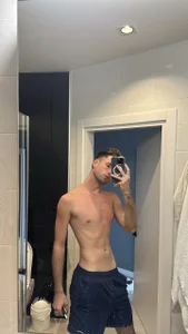 me de heyhoneyalex  2 photos