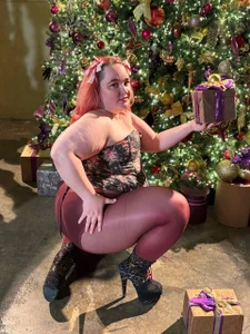 ass_gives New Year's gift Pic 2