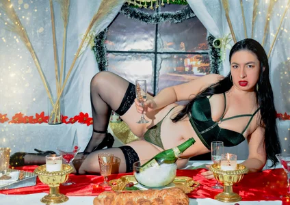 laura_bassi Happy New year 2024 ❤️✨ Pic 3