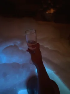 anna__duff Come and join me in the jacuzzi Foto 2