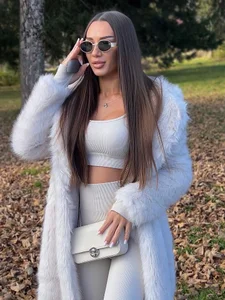 JuliaQuin Lost in the beauty of the mountains 🤍 Gambar