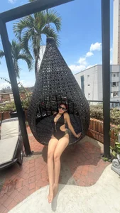 isabella_vega19 POOL PARTY💦 Kuva 4
