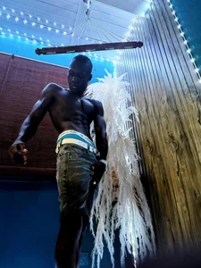 calvin_soussaaの🔥 Temptation is etched in every muscle… do you dare to take a closer look at me?の 4枚の写真