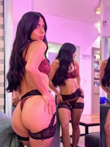 Jasmiinn_ The burgundy color looks good on me Billede 3