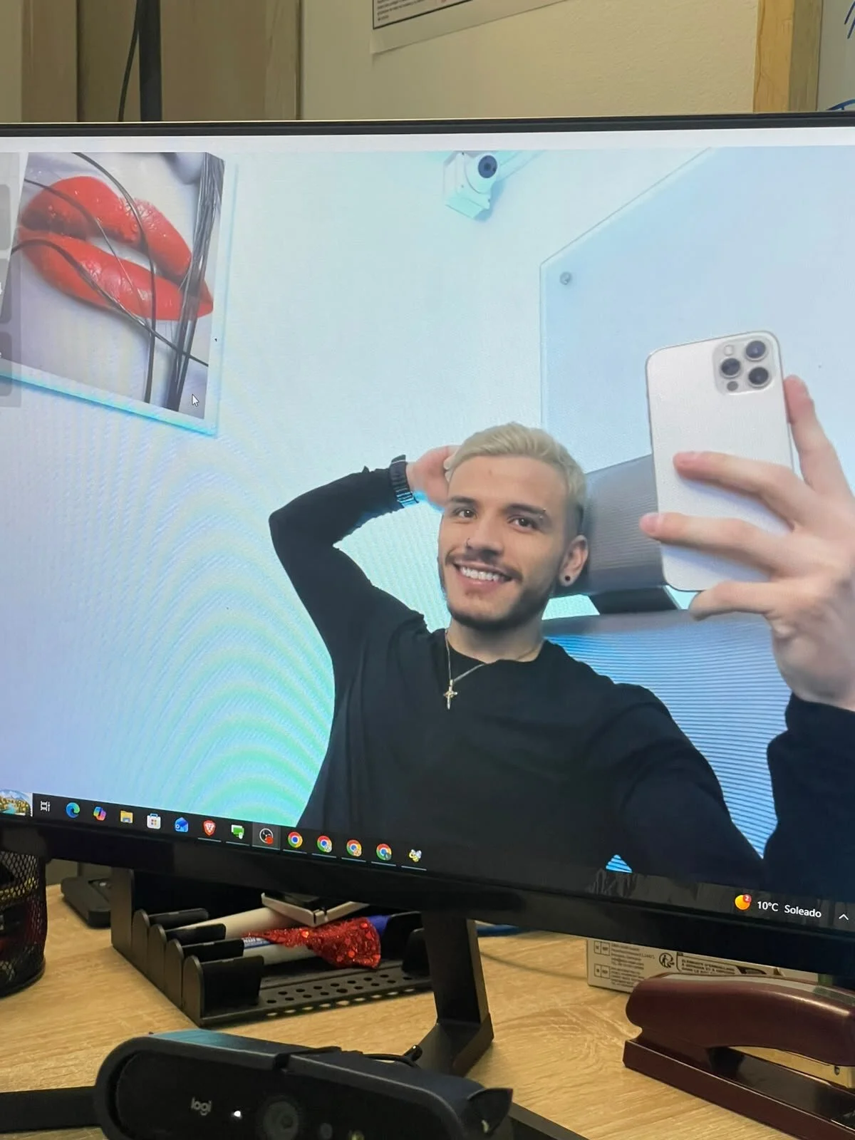 Lian_ferrer From the office, my bosses think I'm on a conference call 💦💦 Pic 2