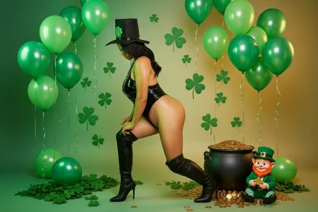 Margaret_Saunders Lucky in Green: My Clover Makes You Come 🍀✨🔥 Foto 5