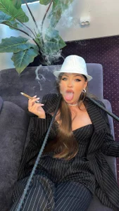 EliteDominaのsmokingの 4枚の写真