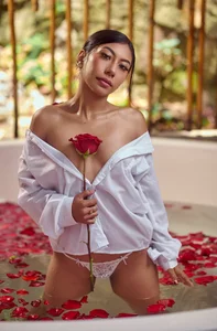 hot shower de sophieBlair_  2 Imagens