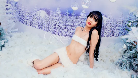 This Christmas I come loaded with warmth. 🎁🔥 od LadyLuminary  4 snímek