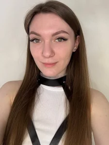 DevonaFares ❤️Green-eyed bitch is eager to play 🎮 Pic 6