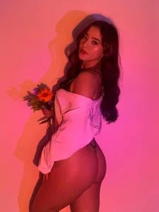 Veronica_isaza__ San Valentín ha llegado a la sala de Vero!💐 사진