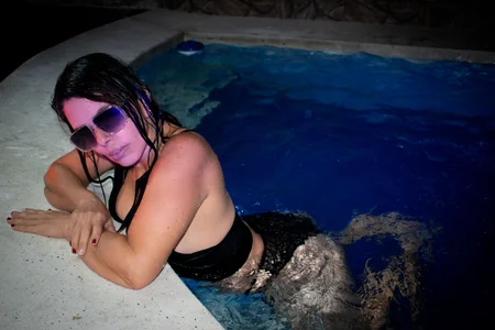 Chanel_Morgaan kullanıcısının I WAS ENJOYING THE HOT TUB AND I THOUGHT OF YOU ✨😈 albümü -  2 fotoğraf