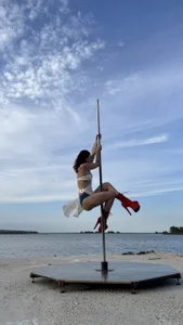 Bonnie_Naughtyy I'm working out outdoors today. 🤫 Foto 4