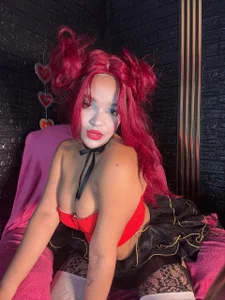 THE QUEEN OF HEARTS IS LOOKING FOR SOMEONE WHO LOVES HER de Serena_siren  2 Imagens