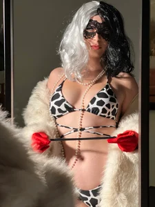 LynaFrost: Halloween just got a little more dangerous😈...Cruella is already here🖤🔥🎃 ( 6 фото)