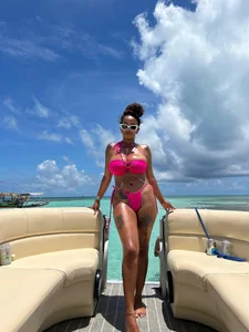 anahi_ryan_ I love the sea টি ছবি