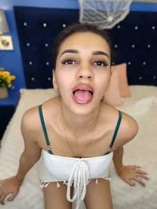 YasmineDelight Cute me in white 圖片 3