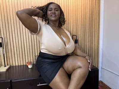 AliciaMiilf: ♥Your favorite milf♥ ( 2 фото)