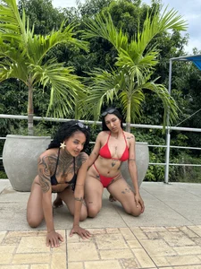 ChloeandIsabella Pool Girls - {count, plural, one {תמונה אחת} two {שתי תמונות} many {# תמונות} other {# תמונות}}