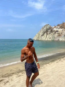 YeremiBrowm Me on the beach Pic 8