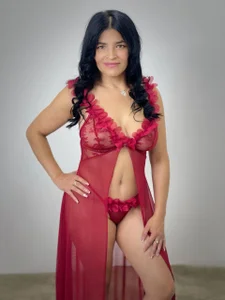 HornySkinny26のred and hotの 3枚の写真