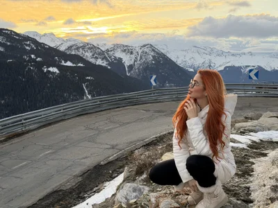 MollyHeadleyy Cold holidays 😅🥰🥶 Immagine  4