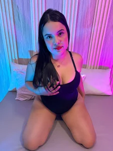 Emily_Saaenz Public Pic 5