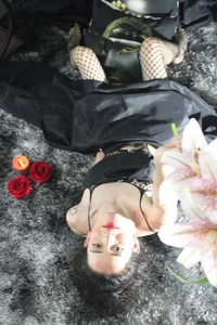 Ivony_Giselle “Between lights and shadows” Bilde